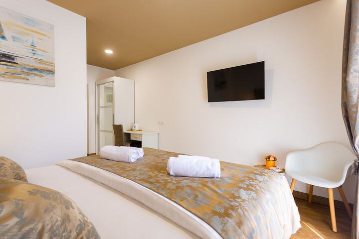 Room 8 of 33