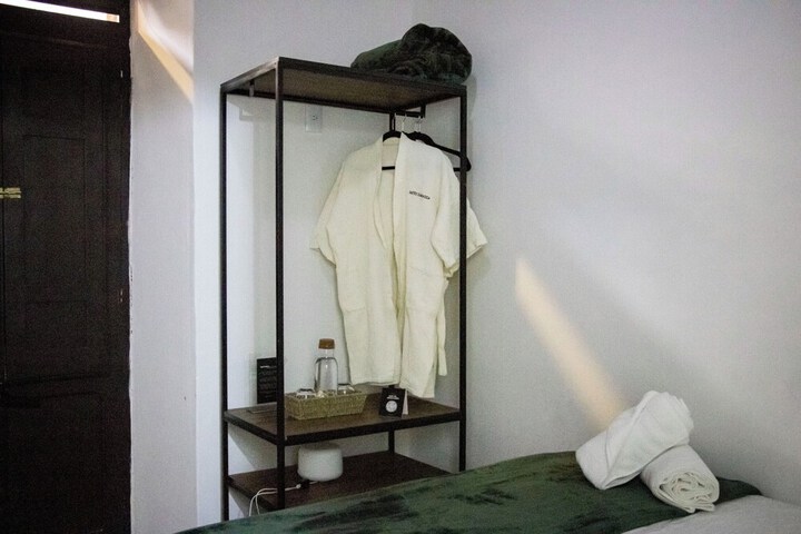Room 6 of 101