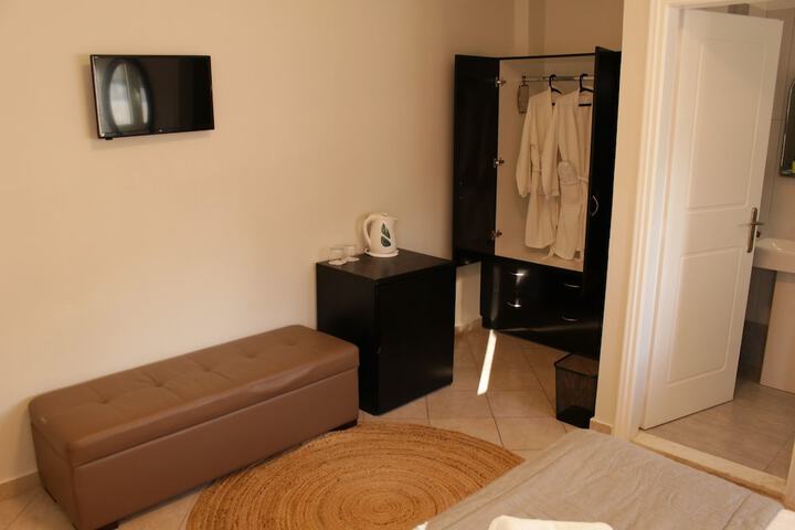 Room 3 of 43
