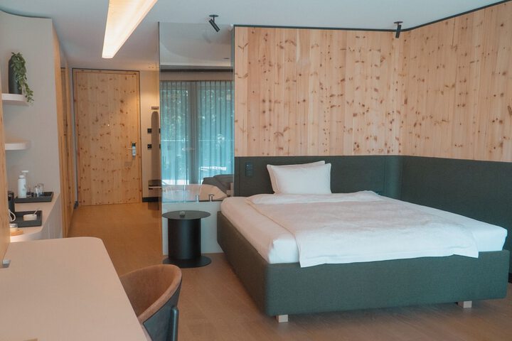 Room 4 of 40
