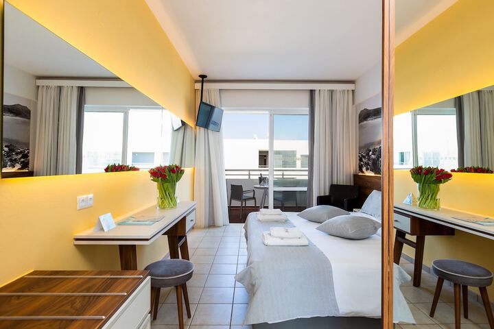 Room 53 of 171
