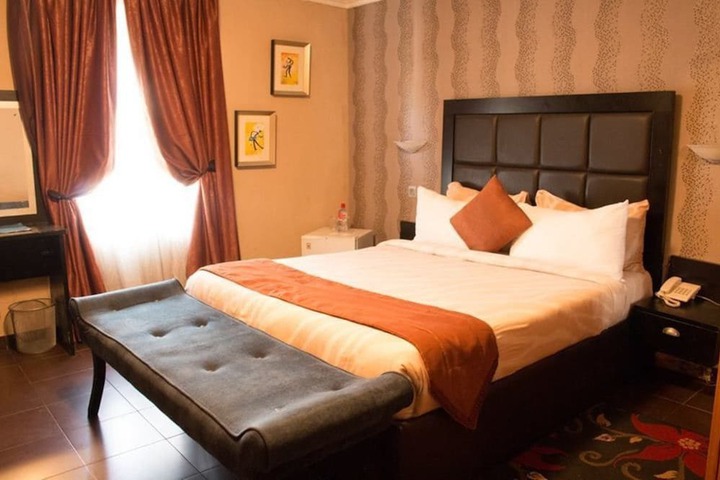 Room 6 of 38