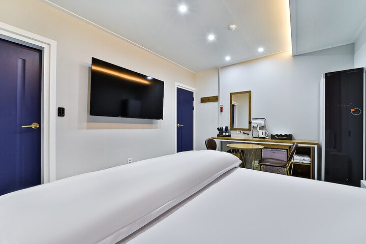 Room 4 of 43