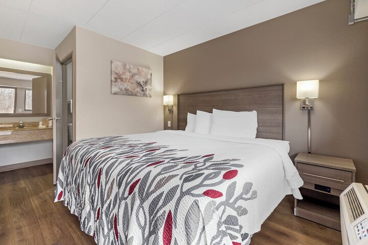 Deluxe King Bed (2 of 12)