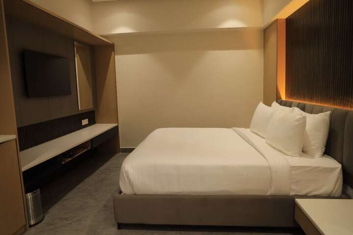 Room 6 of 15