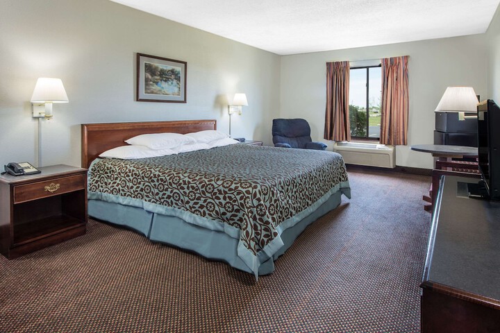 1 King Bed (3 of 7)