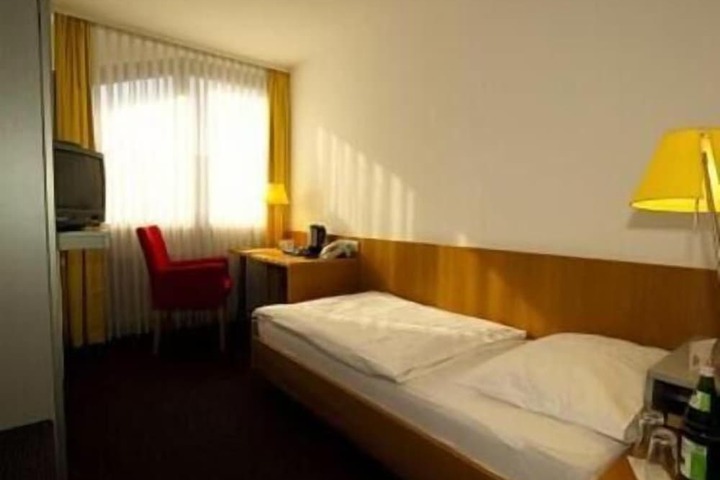 Room 16 of 39