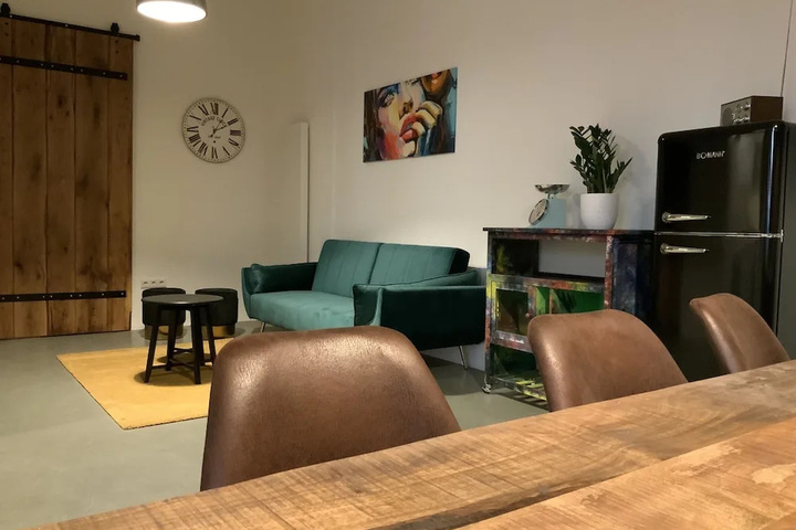 Room 12 of 27