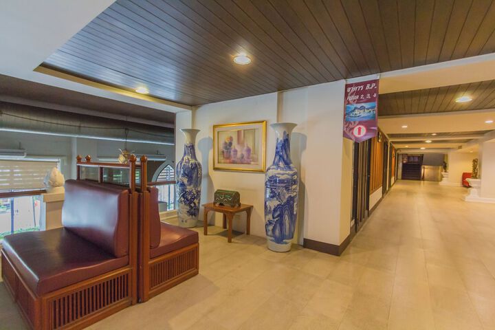 Ballroom/Hall 68 of 72