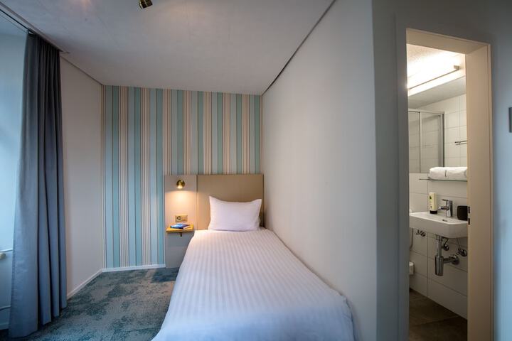 Room 8 of 29