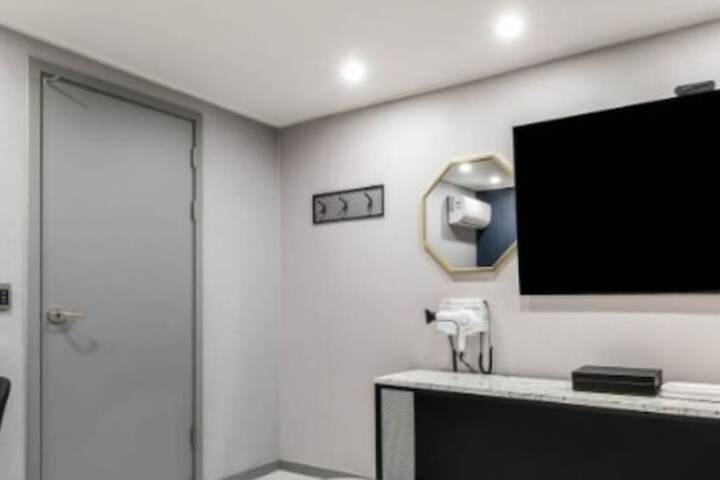 Room 11 of 23