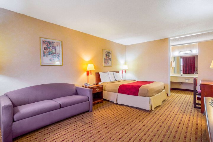 1 Queen Bed (2 of 13)