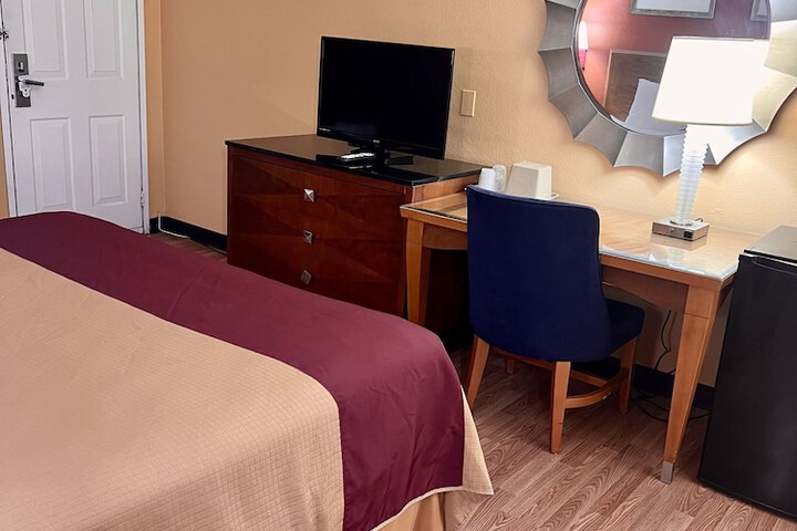 Standard Single King Bed (3 of 13)