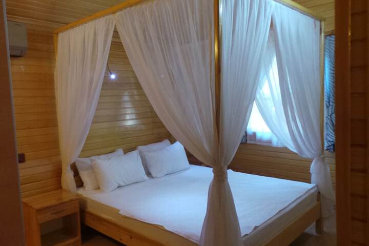 Room 4 of 115
