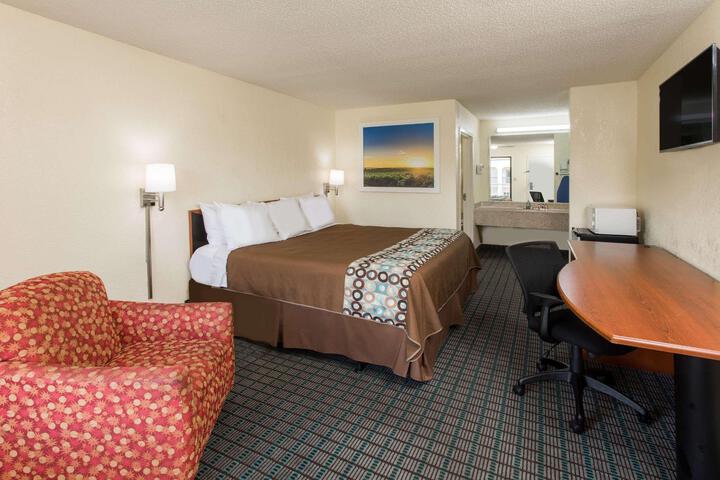 1 Queen Bed Deluxe Mobility Accessible (2 of 14)