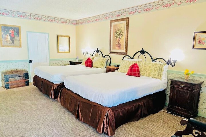Deluxe Queen Bed (20 of 26)