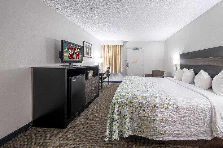 1 King Bed (4 of 22)