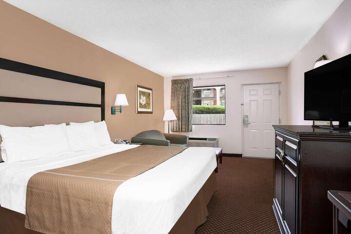 2 Queen Beds Accessible (5 of 12)