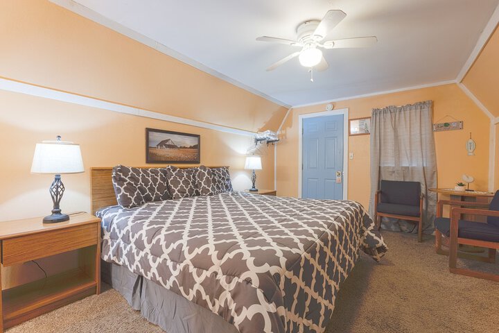 Deluxe King Bed (8 of 18)