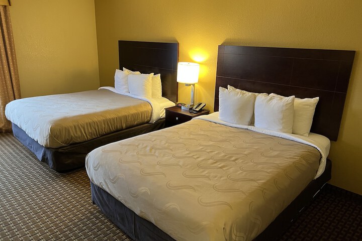 2 Queen Beds (2 of 6)