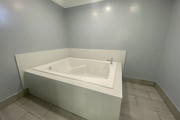 Private spa tub