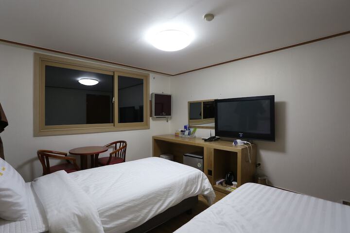 Room 15 of 28