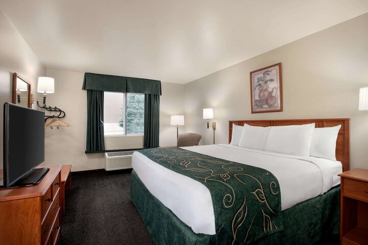 1 Queen Bed (11 of 11)