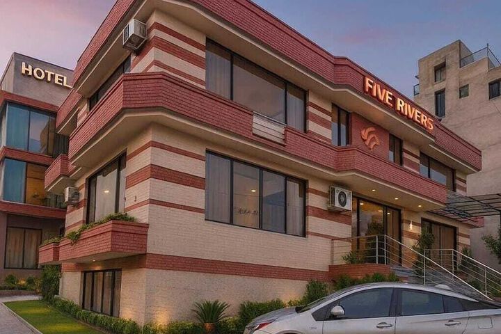 Hotel Five Rivers Airport Road in Lahore
