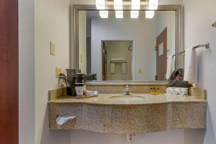 1 King Bed Microwave and Refrigerator WiFi Full Breakfast (15 of 31)
