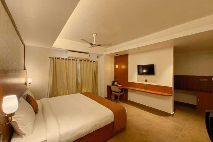 Room 6 of 13