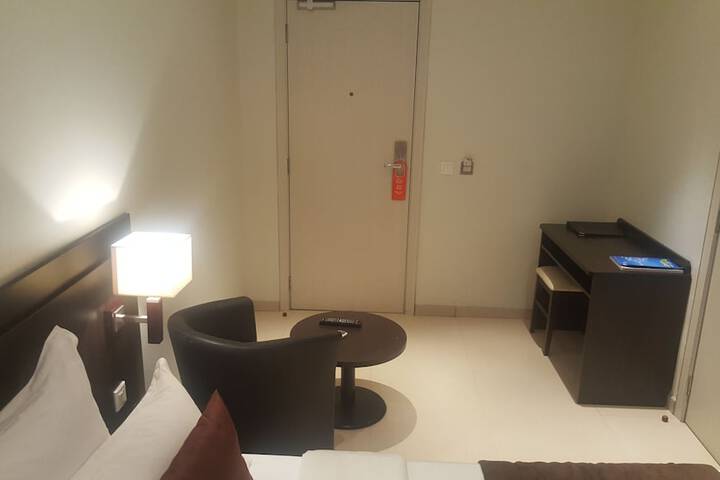 Room 6 of 33
