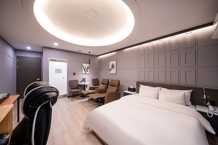 Room 33 of 57