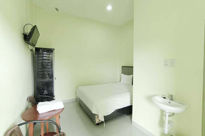 Room 9 of 12