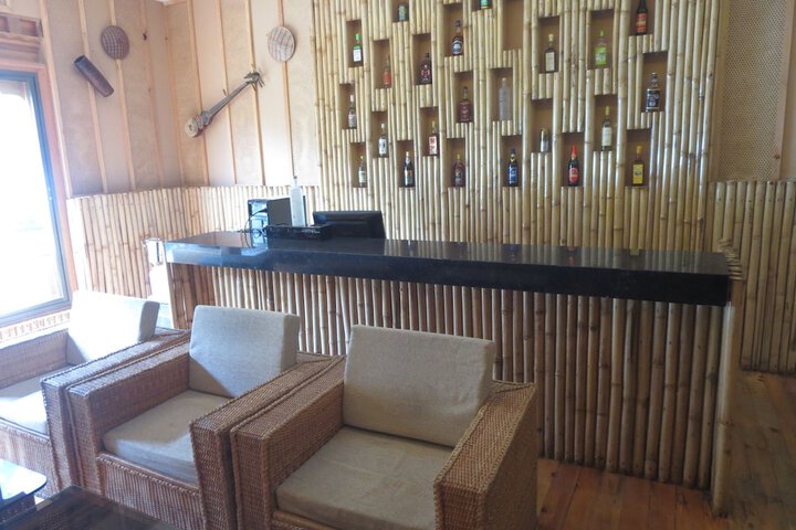 Lounge 17 of 37