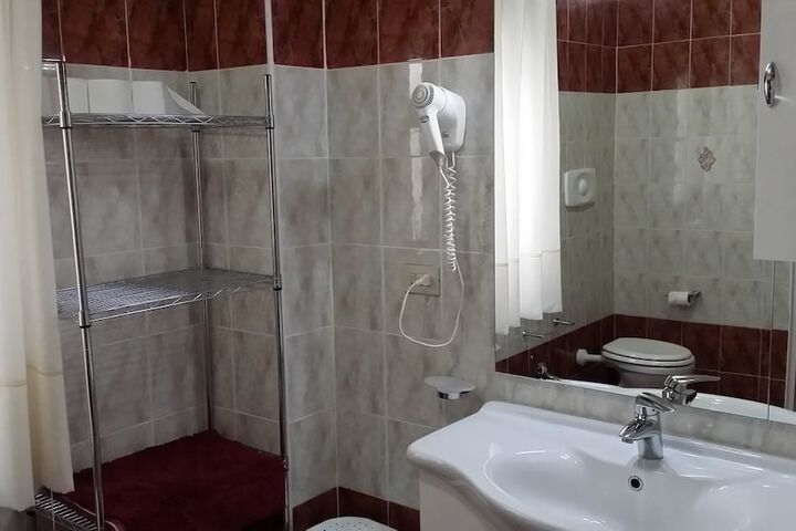 Room 13 of 37