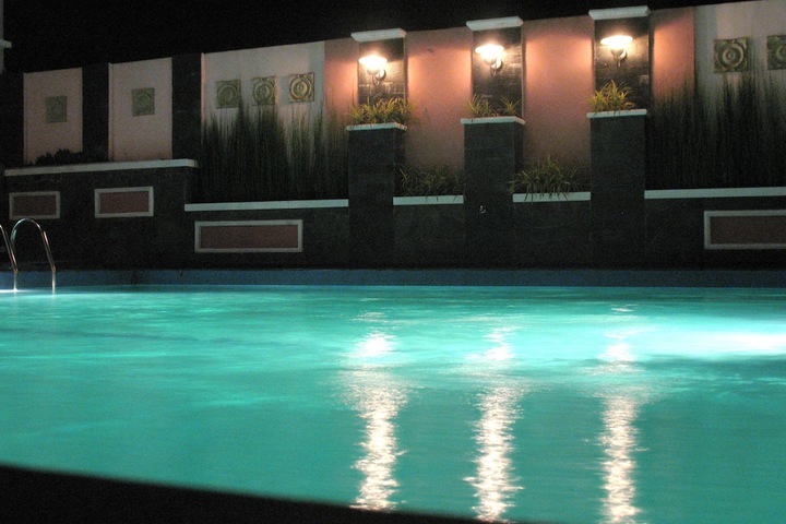 Pools & Facilities
