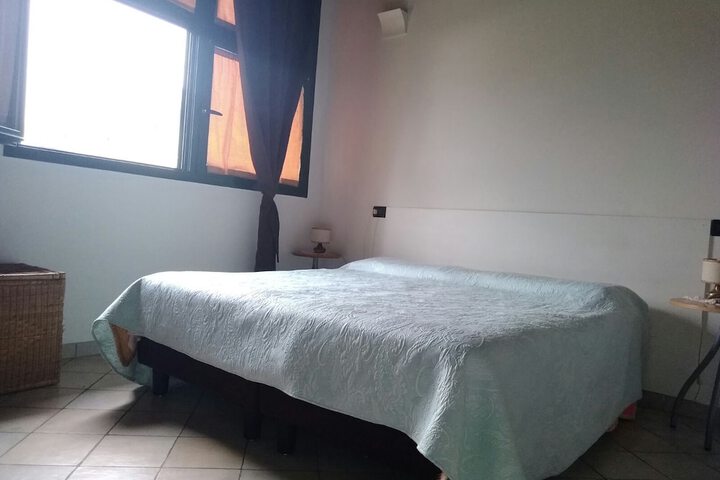 Room 6 of 10