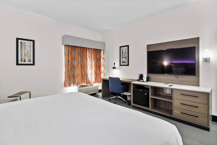 1 King Bed (6 of 43)