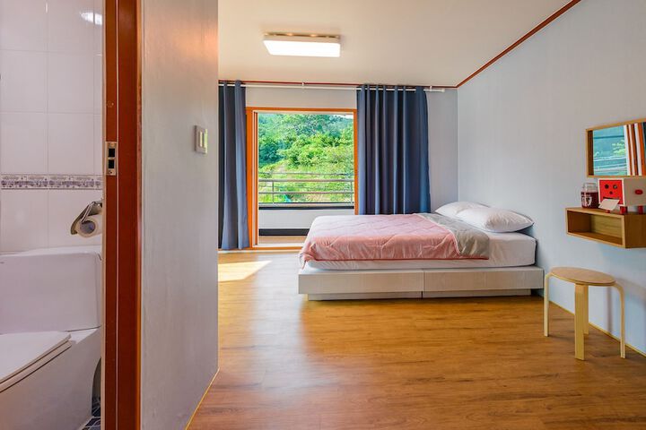 Room 7 of 102