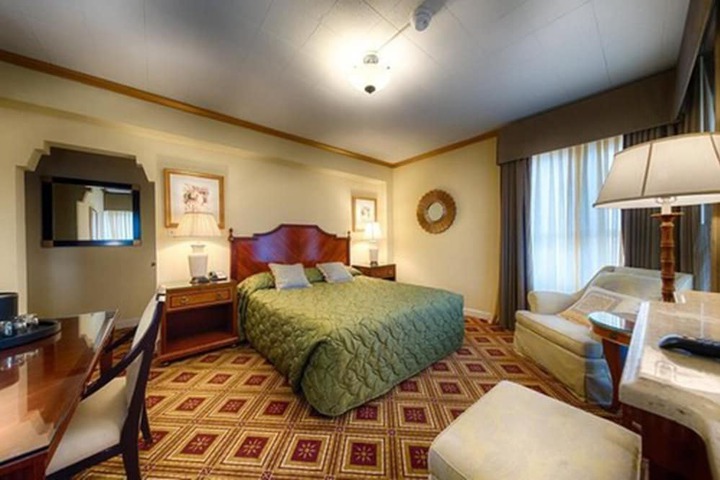 1 King Bed (2 of 33)
