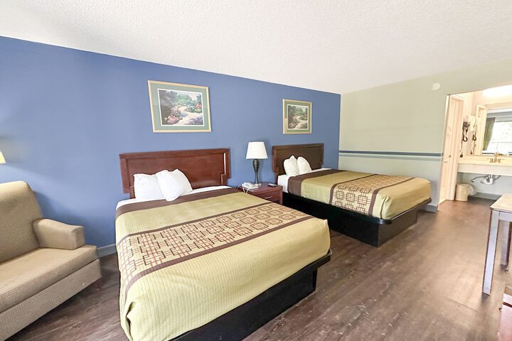 2 Queen Beds (7 of 11)