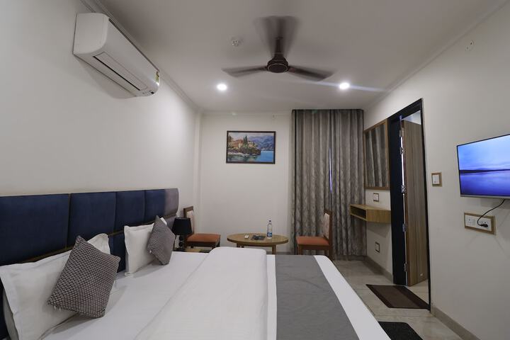 Room 4 of 80