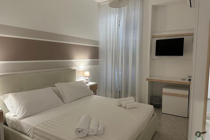 Room 7 of 12