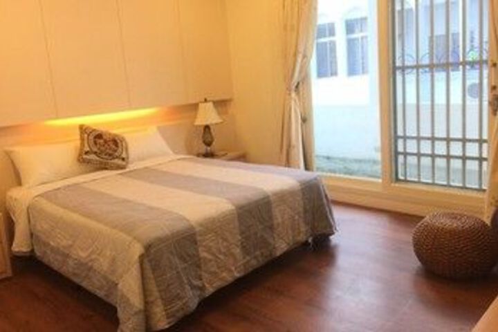 Room 8 of 9