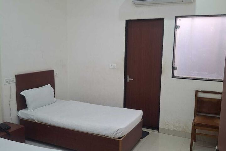 Room 8 of 16