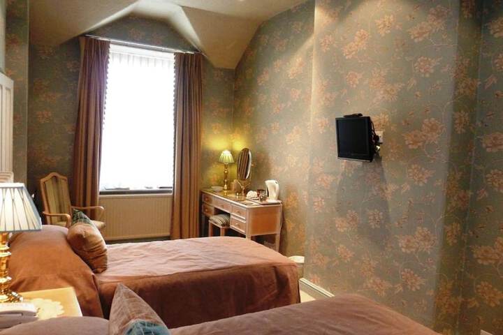 Room 17 of 36