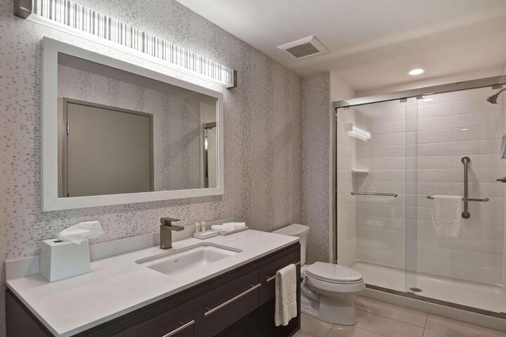 Studio Suite Queen Bed Accessible (6 of 13)