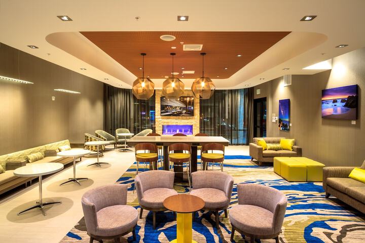 Lobby lounge