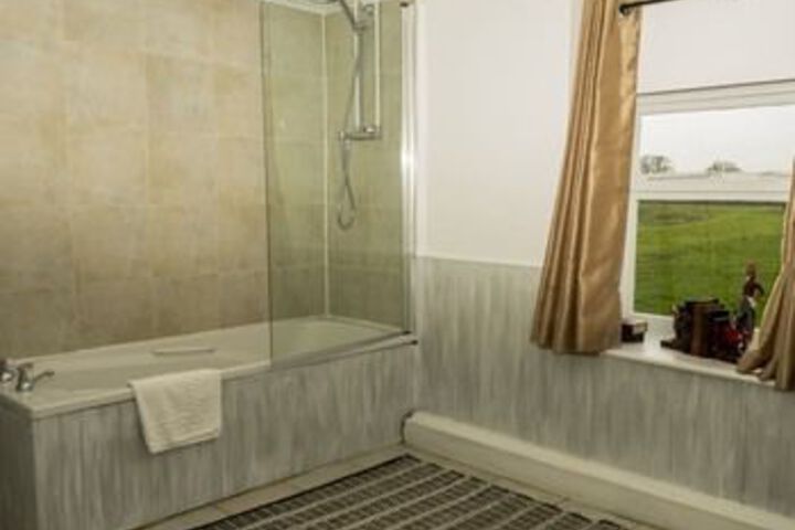 Room 2 of 33