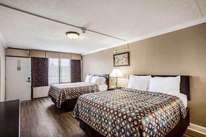 1 Queen Bed (2 of 2)